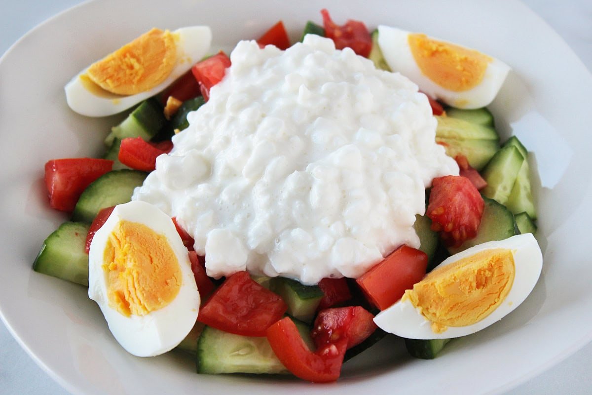 High-Protein Cottage Cheese Cucumber Salad with Tomatoes - HappiHomemade